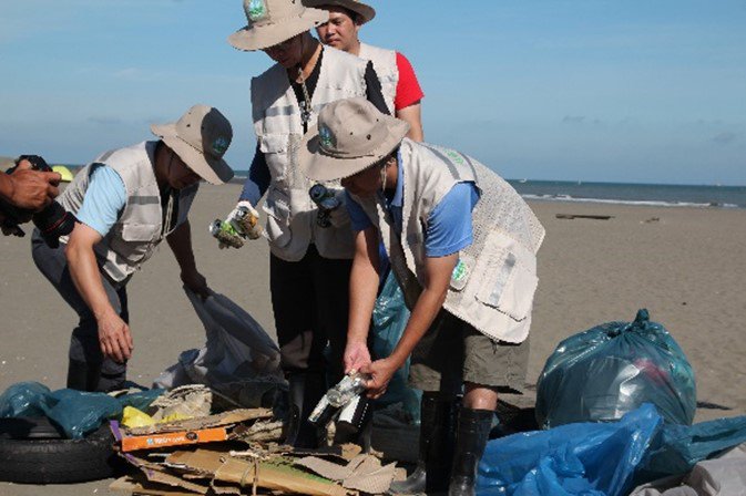 海岸垃圾分類，將有價值的廢棄物回收再利用。