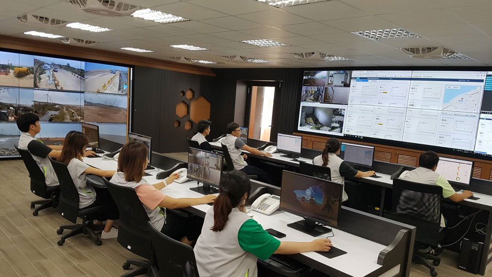 中心內設置大型電視監控牆，可顯示各項定期監測數據及調查資料統計分析。