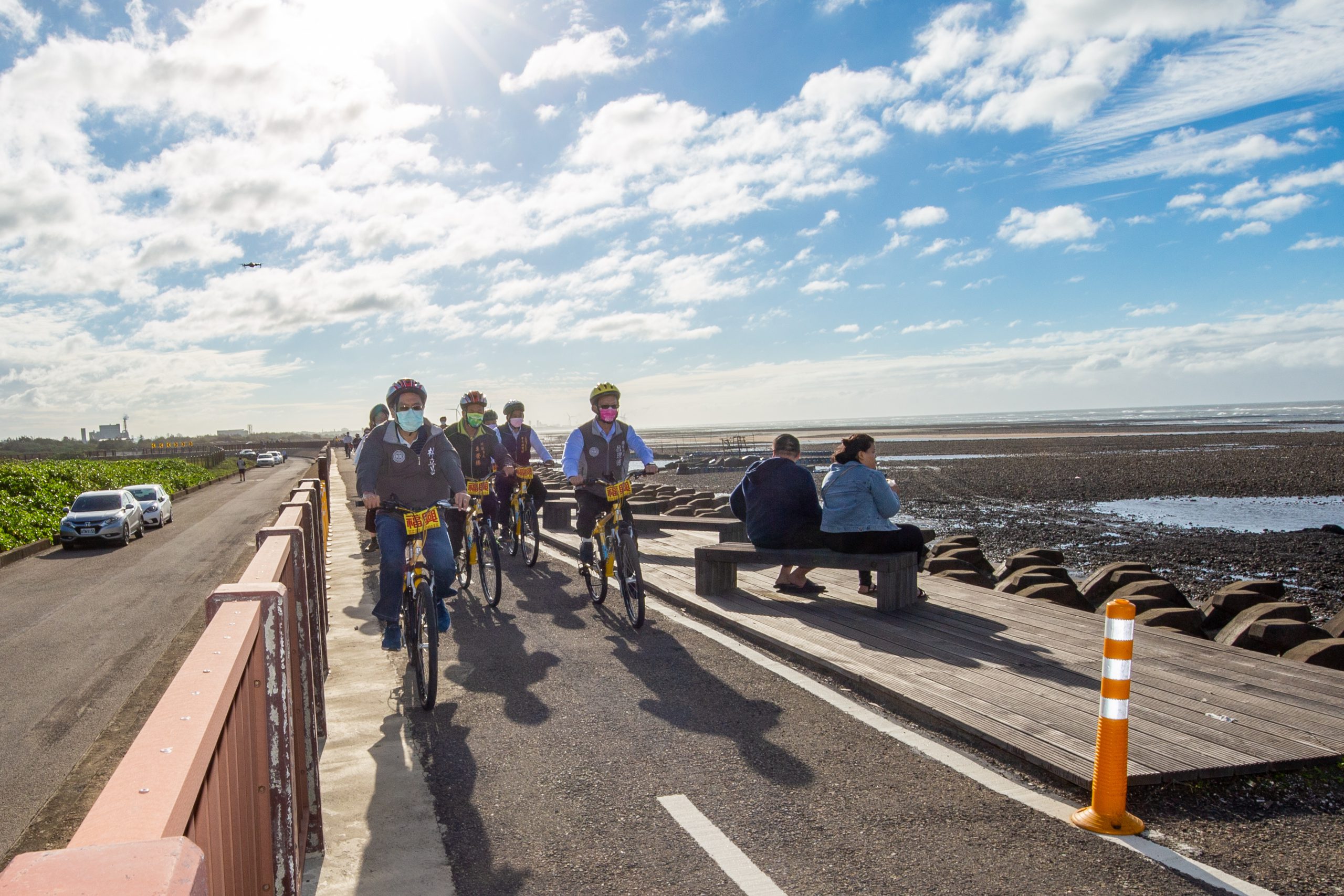 單車悠遊騎乘大園濱海自行車道 沿途欣賞捕鰻設施地景創作